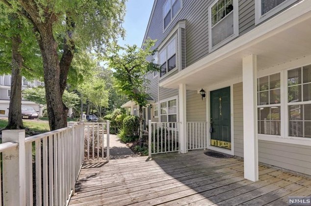 1014 Crown Ct, Mahwah, NJ 07430