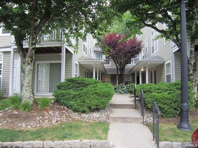 1068 Cambridge Ct, Mahwah, NJ 07430