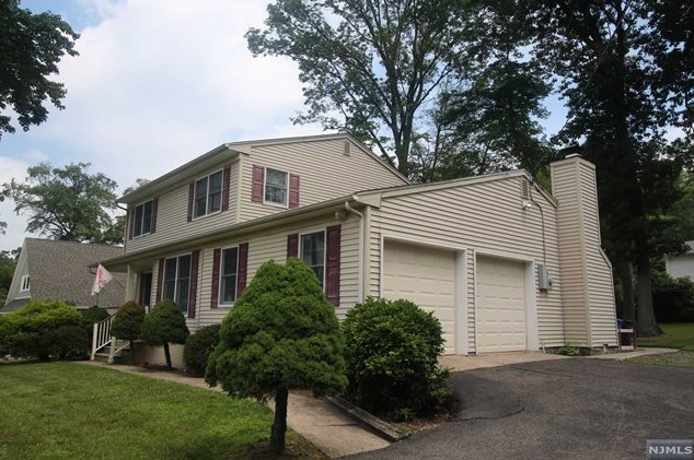 29 4th St, Midland Pk, NJ 07432-1203