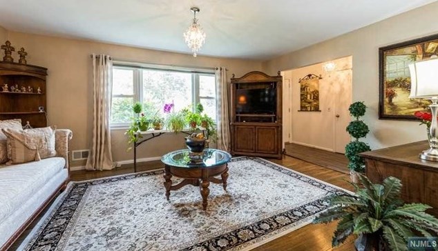 117 Marilyn Ct, Englewood, NJ 07631-2318