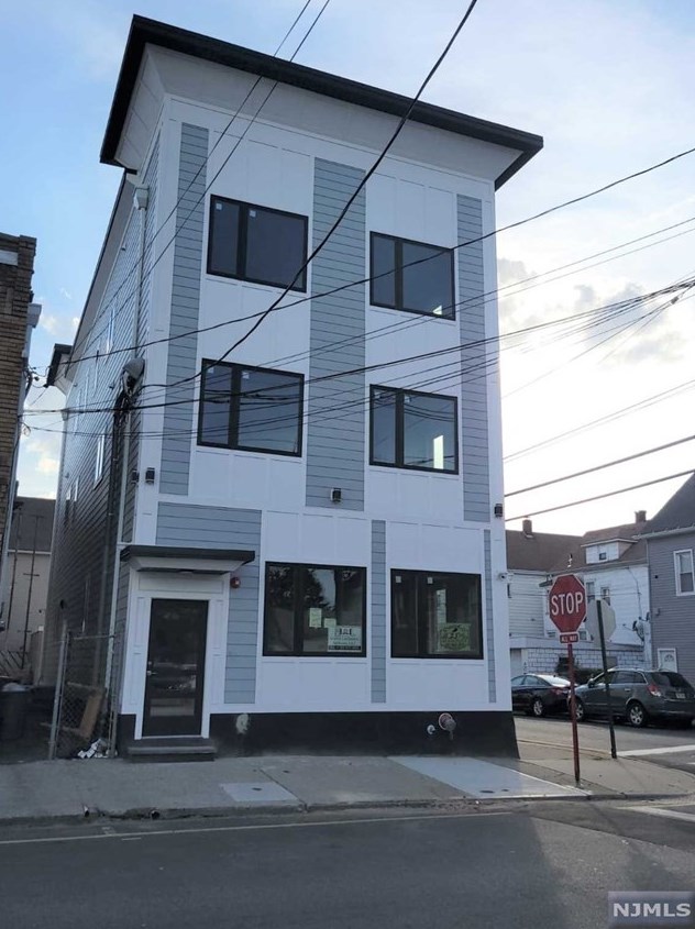 91 Jewell St #4, Outwater, NJ 07026