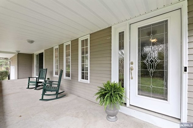 5 Old Oak Dr, Mahwah, NJ 07430