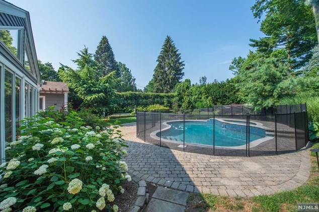 24 Karen Dr, Mahwah, NJ 07430