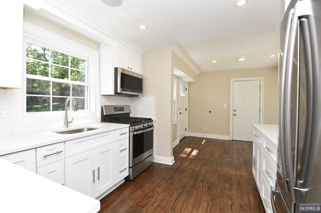 411 Sicomac Ave, Wyckoff NJ  07481-1716 exterior