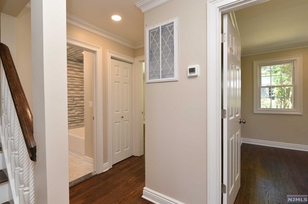 411 Sicomac Ave, Wyckoff NJ  07481-1716 exterior
