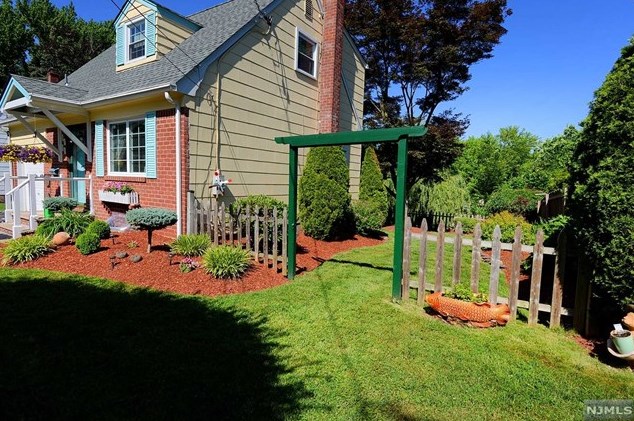 58 Roosevelt St, Cresskill, NJ 07626