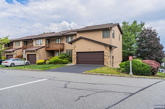 68 Woodland Dr #68, West Paterson, NJ 07424