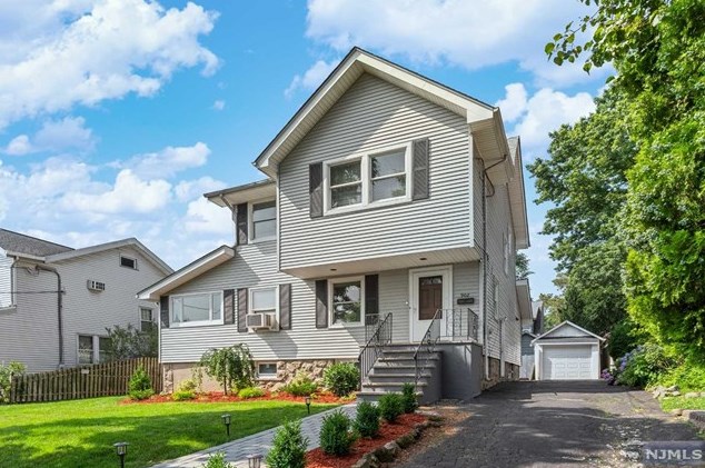 902 Ray Ave, Ridgefield, NJ 07657