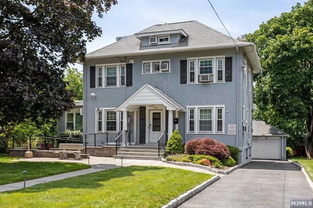 331 Summit Ave, Hackensack, NJ 07601