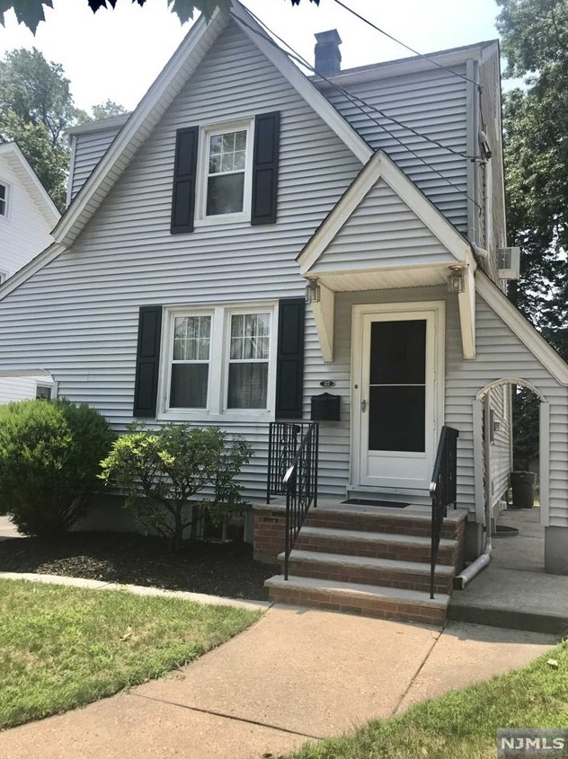 322 Roosevelt Ave, Hasbrouck Heights, NJ 07604