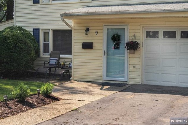 9 Macdougal Ct, Waldwick, NJ 07463-2411