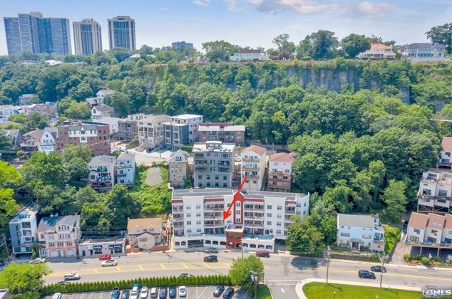 1100 River Rd #203, Edgewater, NJ 07020