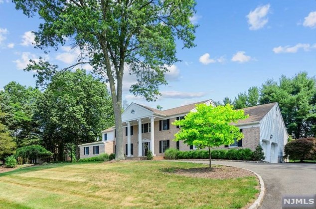 978 Briarwoods Rd, Franklin Lakes, NJ 07417
