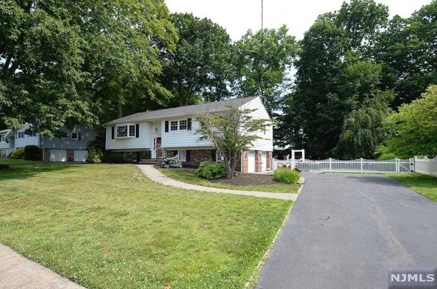 13 Massasoit Trail, Oakland, NJ 07436