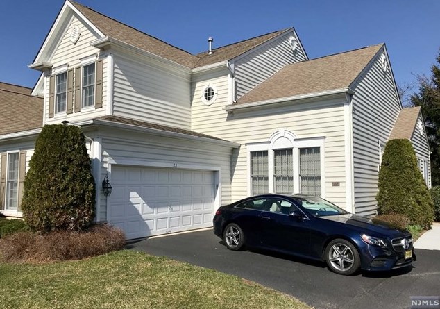 22 Mulberry Ct, Paramus, NJ 07652