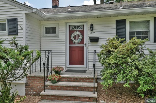 4 Volger Dr, Park Ridge, NJ 07656