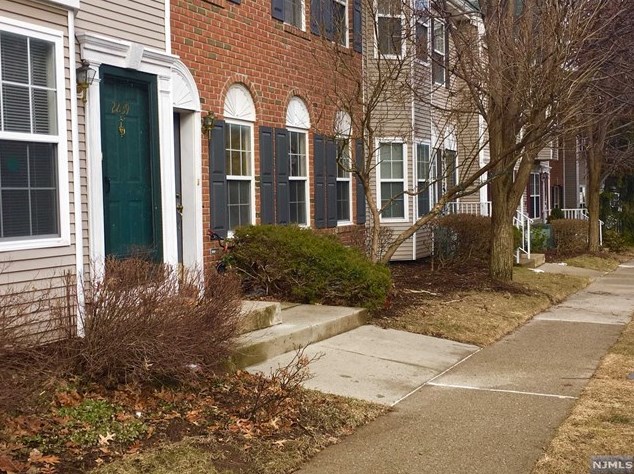2239 Margaret Ct, Mahwah, NJ 07430