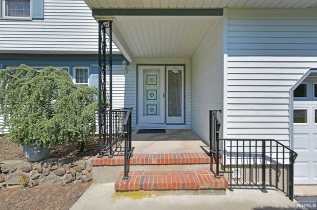 24 Van Schaik Ln, Wyckoff, NJ 07481-2721