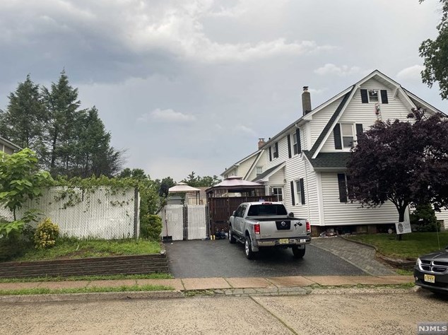 34 Franklin Ave, Bergenfield, NJ 07621-2048