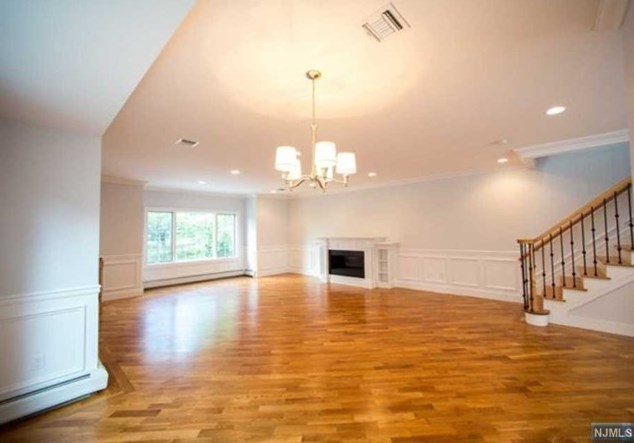 532 6th St #b, Palisades Park, NJ 07650