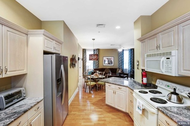 5201 Rio Vista Dr, Mahwah, NJ 07430
