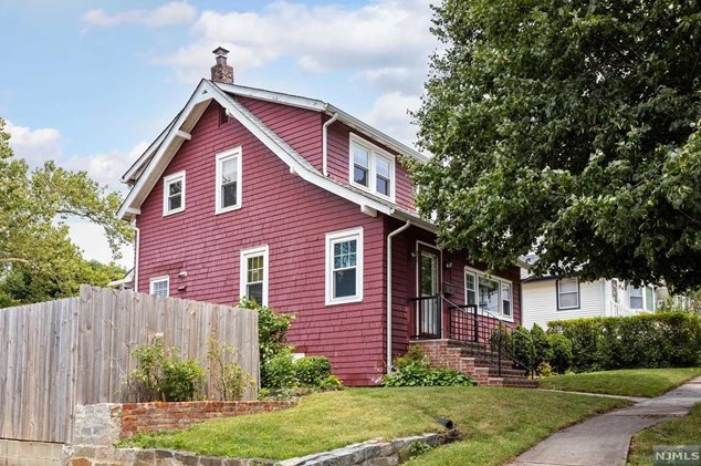 33 Beechwood Ave, Bogota, NJ 07603