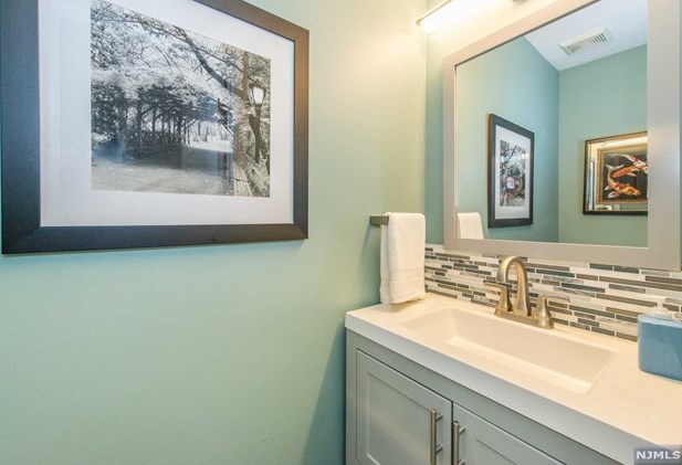 276 Matthews Dr, Newark, NJ 07103-3157