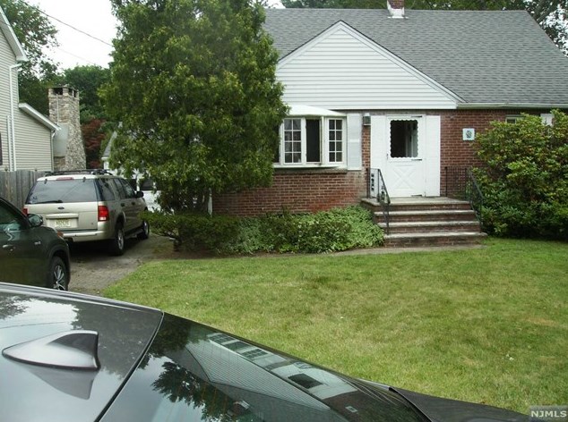 6 Wilson Ter, Waldwick, NJ 07463-1223