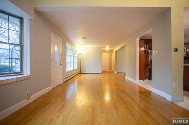 736 Gerald St, Paramus, NJ 07652-2244