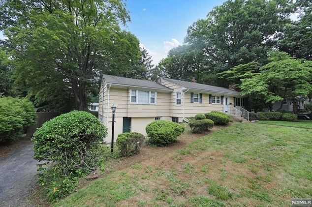 214 Oakridge Rd, Hillsdale, NJ 07642-1912