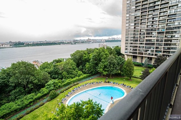 6 Horizon Rd, West Fort Lee NJ 07024-6601 exterior