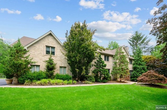 62 Burtwood Ct, Allendale, NJ 07401