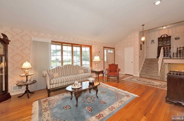 145 Merritt Dr, Oradell, NJ 07649