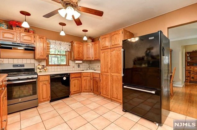 23 Wenonah Ave, Oakland, NJ 07436