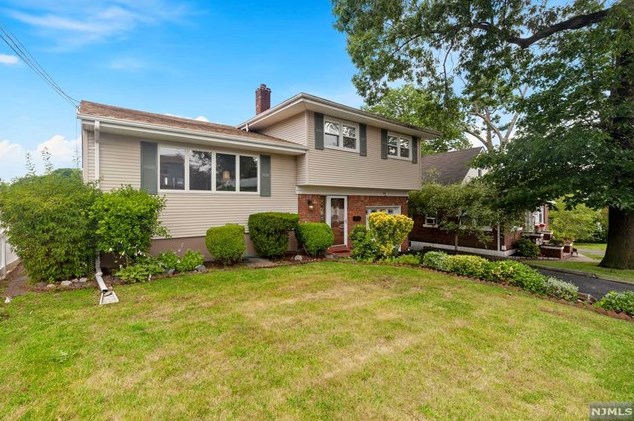 28 Oak Pl, Bergenfield, NJ 07621-1859