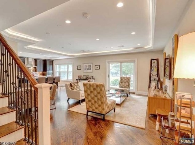 31 Marquis Ct, Edgewater, NJ 07020