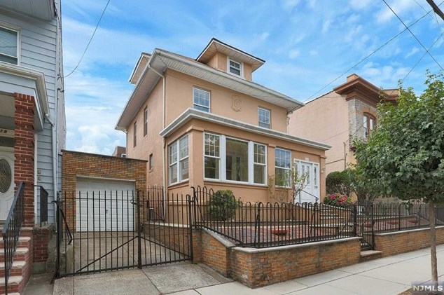 121 Hauxhurst Ave, Union City, NJ 07086