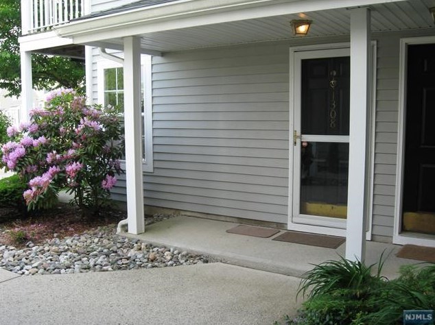 1075 Cambridge Ct, Mahwah, NJ 07430