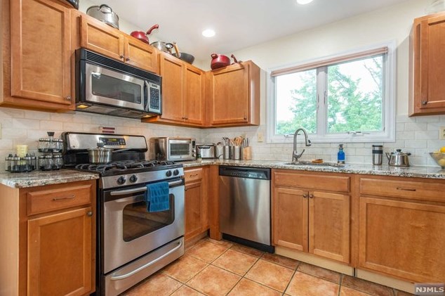 89 Plauderville Ave #9, Outwater, NJ 07026