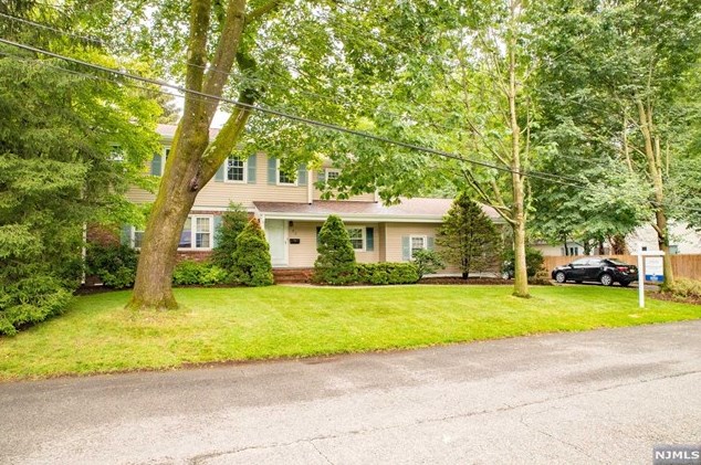 82 Van Horn St, Demarest, NJ 07627