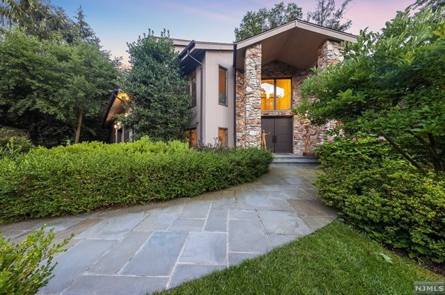 10 Peter Lynas Ct, Tenafly, NJ 07670-1115