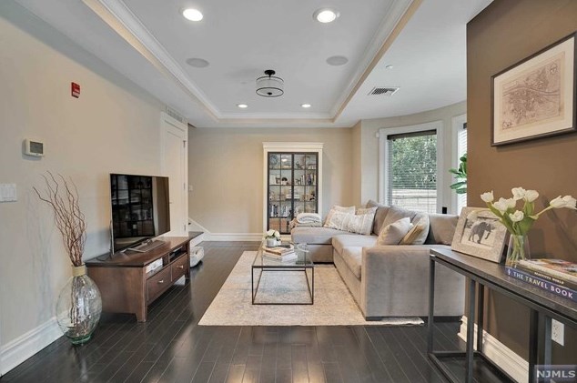26 Oxford Lndg, Union City, NJ 07086
