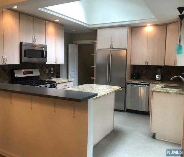 32 Greenway Ct, Closter, NJ 07624