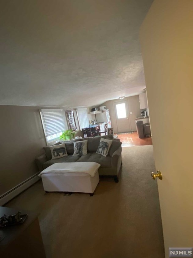 66 Mackay Ave, Waldwick, NJ 07463