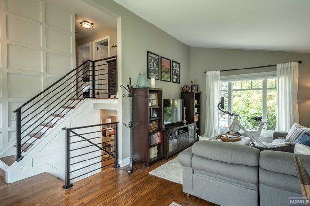 20 Henry St, Moonachie, NJ 07074