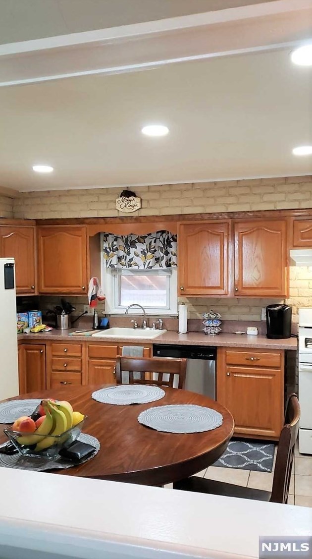 420 Gilbert Ave, Elmwood Park, NJ 07407