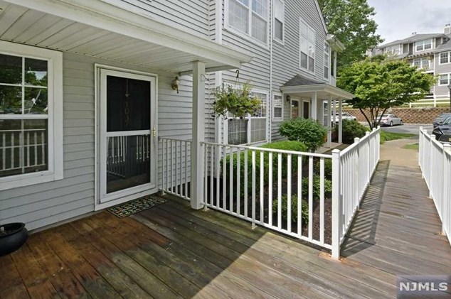 1037 Cambridge Ct, Mahwah, NJ 07430