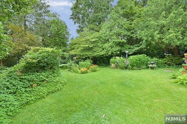 20 Brookview Ter, Bergenfield, NJ 07621-3112