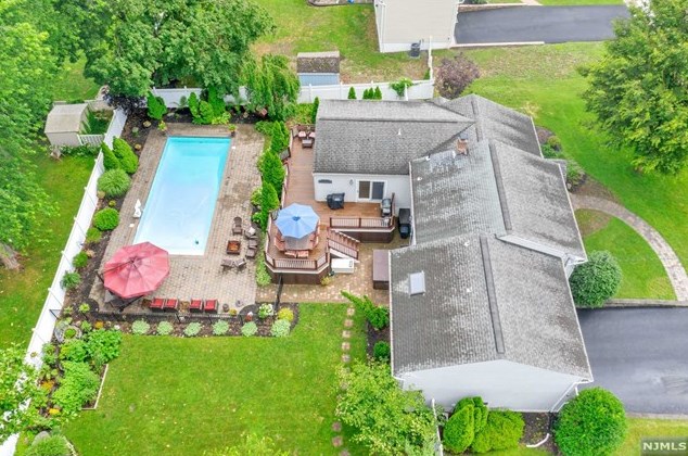 102 Longview Dr, Waldwick, NJ 07463-1141