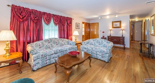 96 Lions Head Dr, Wayne, NJ 07470-4012